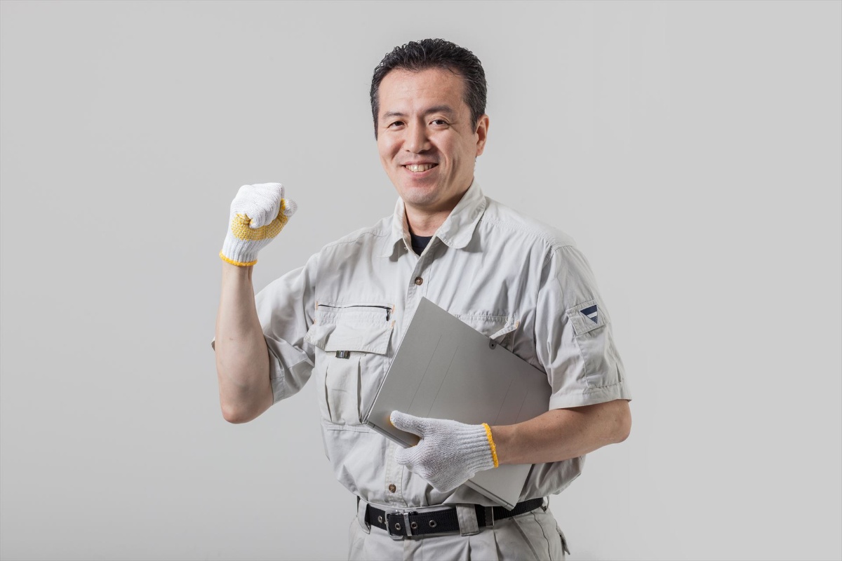ポーズを決める作業服の男性
